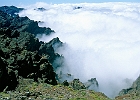Auf dem Roque de los Muchachos, der Blick in die Caldera ist von dicken Wolken verhangen. : Felsen, Wolken